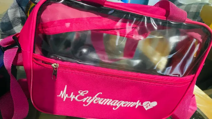 Bolsa de enfermagem com instrumentos não entrego