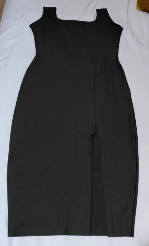 Vestido midi com fenda 