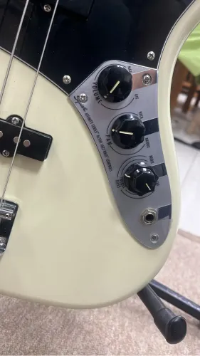 Squier by fender jazz bass ativo