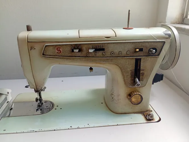 Máquina de Costura Singer Multiponto com Mesa Bancada