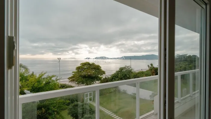 Apartamento Frente Mar 3 dormitórios