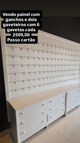 Painel com ganchos para loja com gavetas