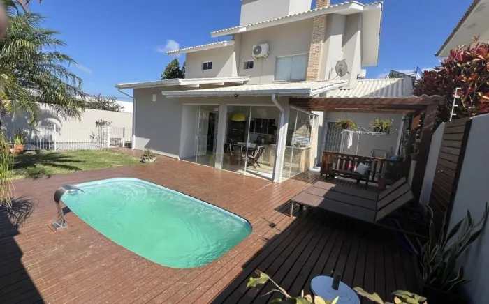 Casa em Condomínio Fechado com Piscina à venda em Palhoça.