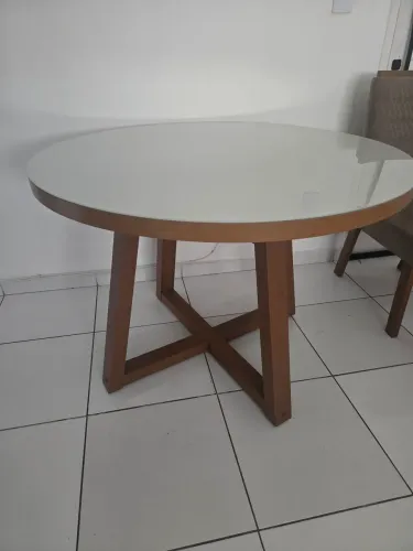 Vendo mesa com tampo de vidro e 4 cadeiraa