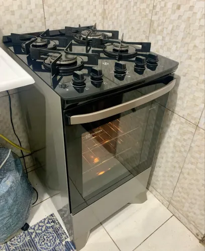 Fogão Electrolux 4 Bocas com Mesa de Vidro e Forno Perfeito - Excelente Estado 