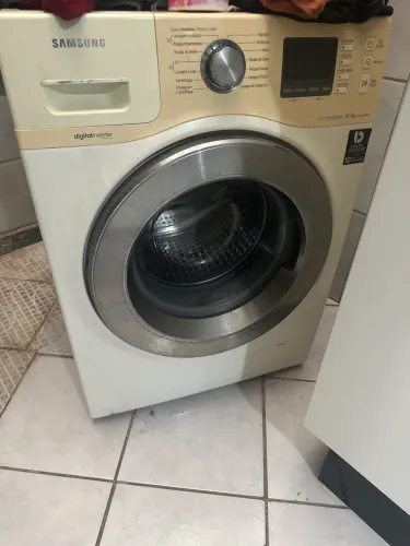 Máquina de lavar com defeito
