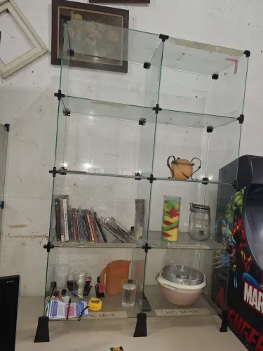 Estante de vidro em bom estado.