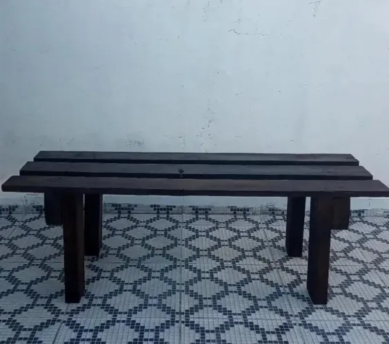 Banquinho de madeira