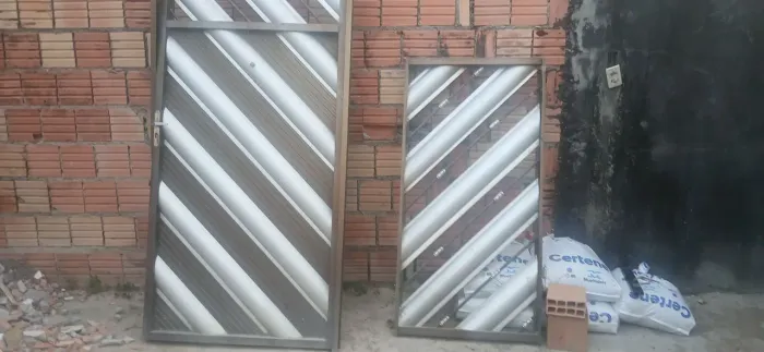 Portão de alumínio com duas grades
