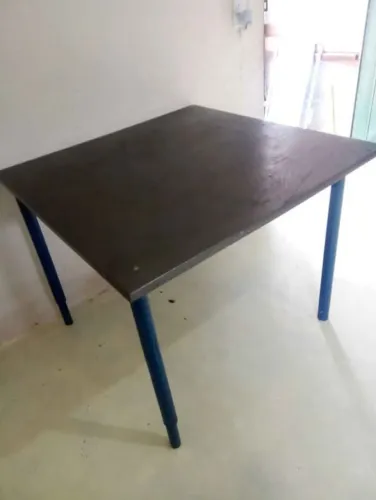 MESA DE CHAPA GALVANIZADA REFORÇADA 90X90 ACOMPANHA RODINHA RETIRAR NOVA FRIBURGO 