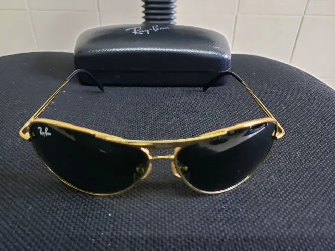 Óculos Ray-Ban Aviador original dourado zero na capa particular