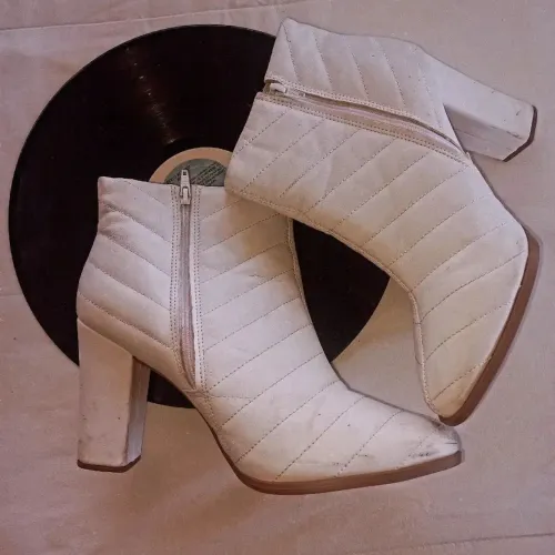 Bota branca estilo anos 70