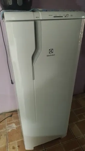 Geladeira 220 bem novinha