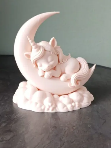 Escultura de unicórnio dormindo na lua