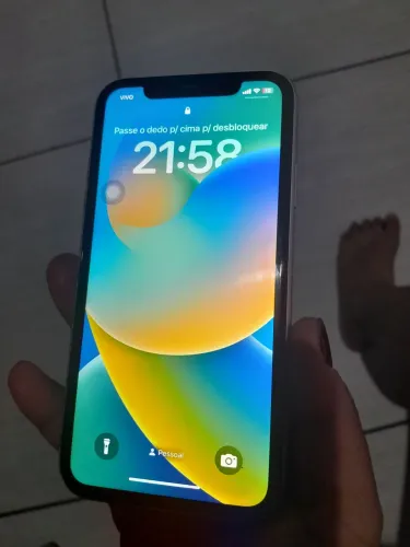 Vendo iPhone 11 64gb seminovo em bom estado sem marcas de uso