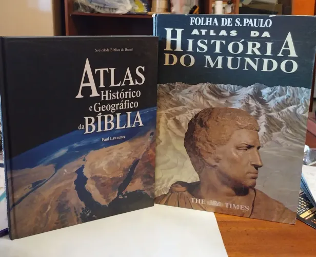 Vendo dois Atlas: Atlas da História do mundo e Atlas Histórico e Geográfico da Bíblia