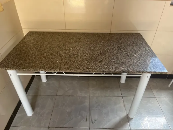 Mesa de pedra sem cadeiras