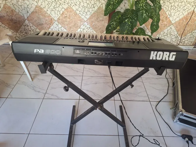 Um teclado Korg PA600