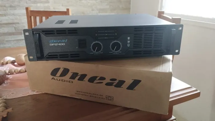 Amplificador ONEAL OP 2400 em excelente estado, na caixa.