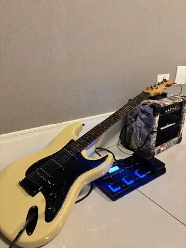 Kit Guitarra Stratocaster HSS + Boss GT-1 + Amplificador