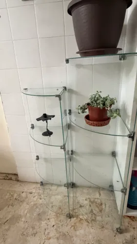 Aparador canto de vidro com nichos