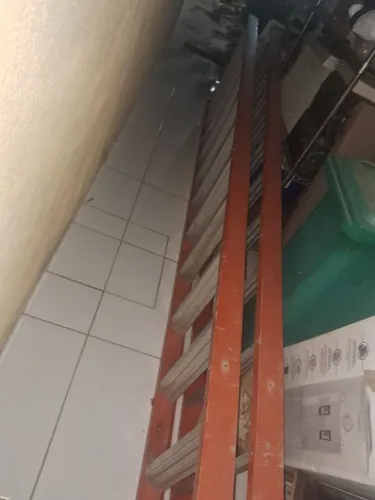 Escada tesoura dupla em fibra 17 degraus.