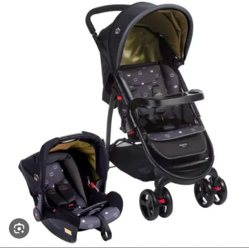 Carrinho de bebê com bebê conforto que acopla