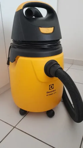 Vendo um aspirador de pó potente.