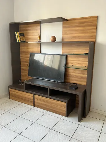 Rack para TV com Painel e Prateleiras de Vidro