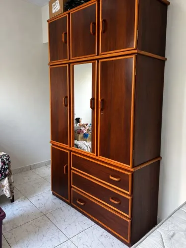 Guarda-Roupa de Madeira