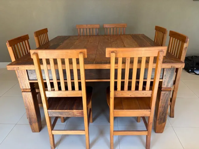 Conjunto de Jantar: Mesa Quadrada (1,50x1,50m) Madeira de Demolição + 8 Cadeiras