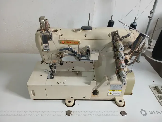 Vendo Máquina de costura galoneira Singer