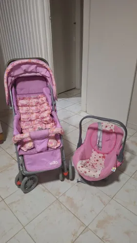 Carrinho de bebê com bebê conforto 