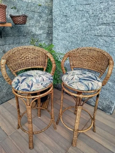 Par de banquetas com assento giratório