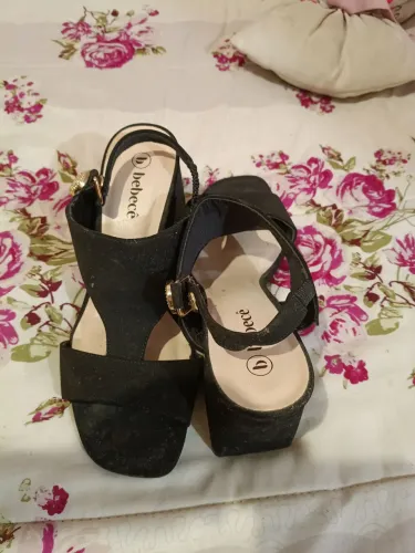 Roupas e sapatos usados