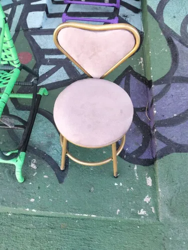 Cadeira Estofada Rosa com Estrutura Dourada - Design Decorativ