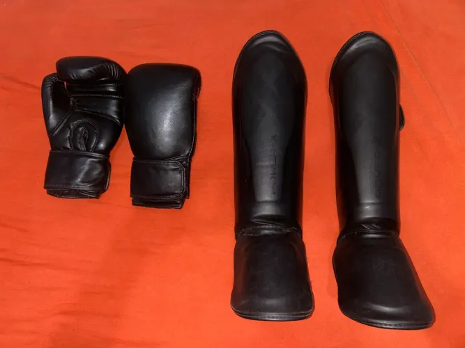 LUVA + CANELEIRA DE MUAY THAI