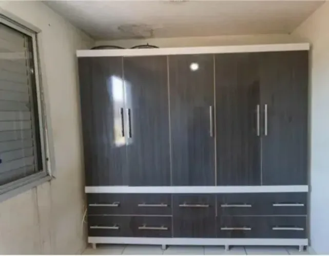 Guarda roupa casal muito espaçoso gavetas enormes