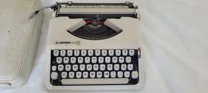 Máquina de Escrever Hermes Baby Vintage - Funcional + Estojo  ? Descrição: Máquina de esc
