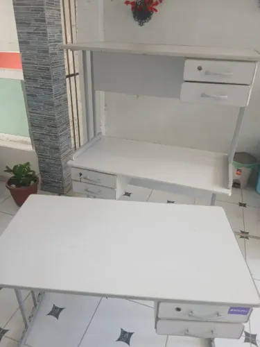 Escrivaninha de escritório branca com gavetas