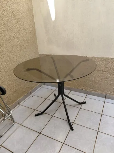 mesa redonda de jantar, sofa de couro, taquinho novo