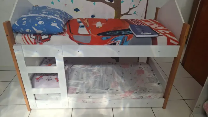 Vende-se 2 cama uma beliche infantil uma cama de carro as duas por 350 