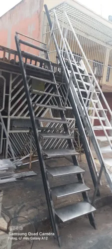 VENDO ESCADA 4. M T POR 80 DE LARGURA corimao  parselo valor 3.800 9  * ou entrego 