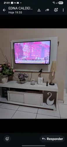 Rack com painel sem TV.