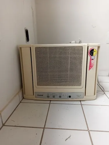 Vende-se um ar condicionado de janela com controle, Consul, 7.000 btus , usado.