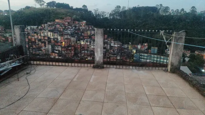 grade de proteção de ferro usada, medindo aproximadamente 1,20 m x 2,00 m