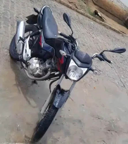 Fan 160 preta com adesivo vermelho