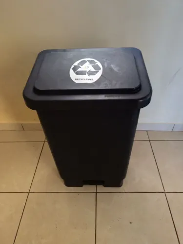 VENDE - SE Lixeira 100 litros com pedal - ótimo custo benefício