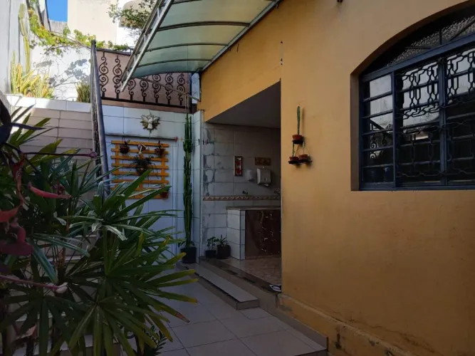 Casa à venda no Bairro Minascaixa (BH) | Frente | 8 quartos, 1 suíte e 2 varandas