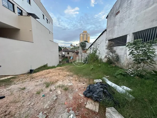 Terreno 300m² com Boa Localização - Barreiros - EST